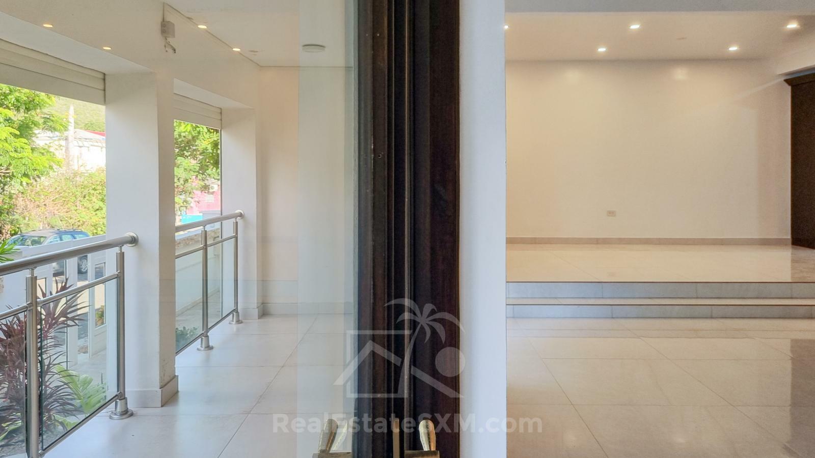 Cozy & luxury, hidden gem in the heart of Cole Bay 2-BR apartment. Swimming Pool. Gym. Renovated