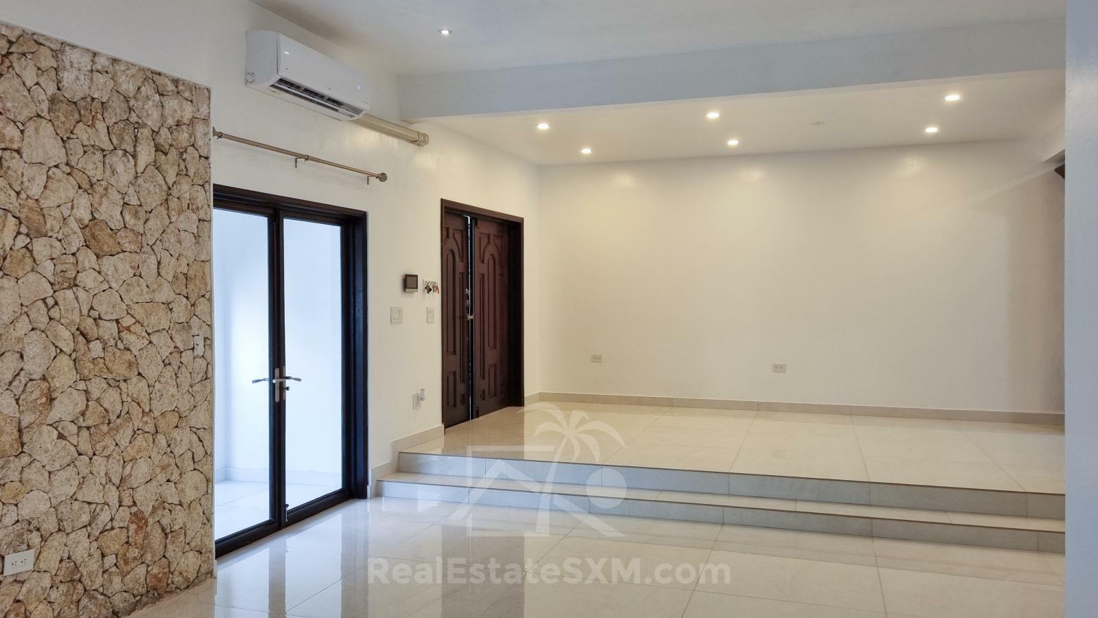 Cozy & luxury, hidden gem in the heart of Cole Bay 2-BR apartment. Swimming Pool. Gym. Renovated