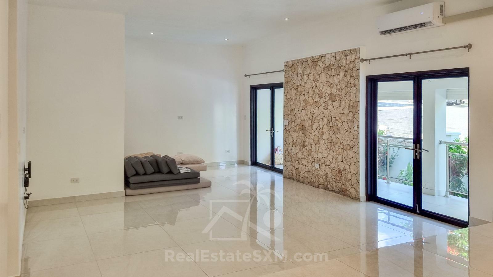 Cozy & luxury, hidden gem in the heart of Cole Bay 2-BR apartment. Swimming Pool. Gym. Renovated