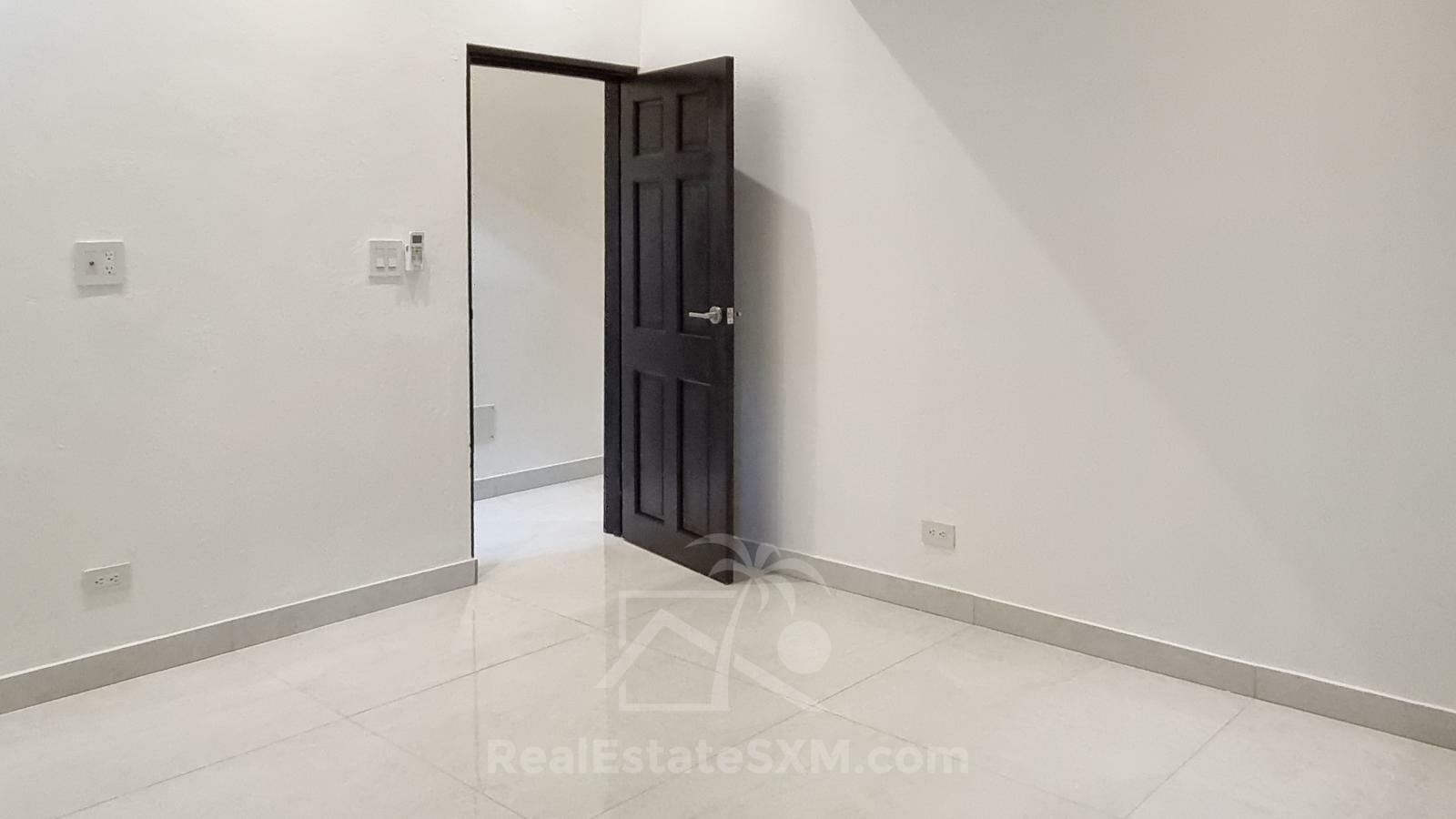 Cozy & luxury, hidden gem in the heart of Cole Bay 2-BR apartment. Swimming Pool. Gym. Renovated