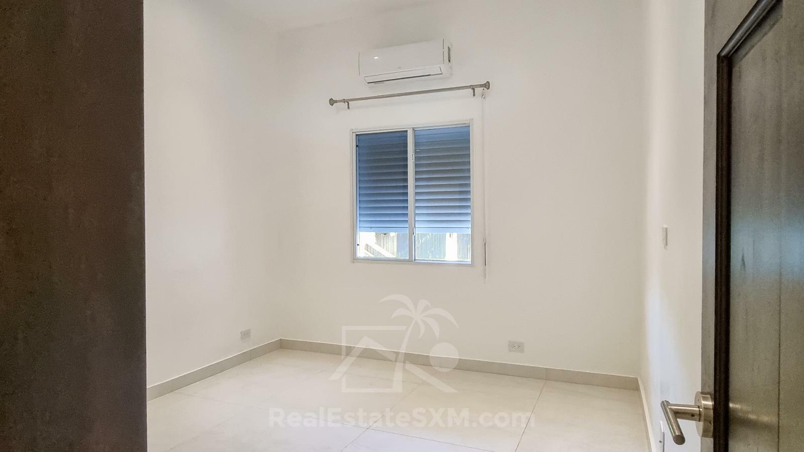 Cozy & luxury, hidden gem in the heart of Cole Bay 2-BR apartment. Swimming Pool. Gym. Renovated