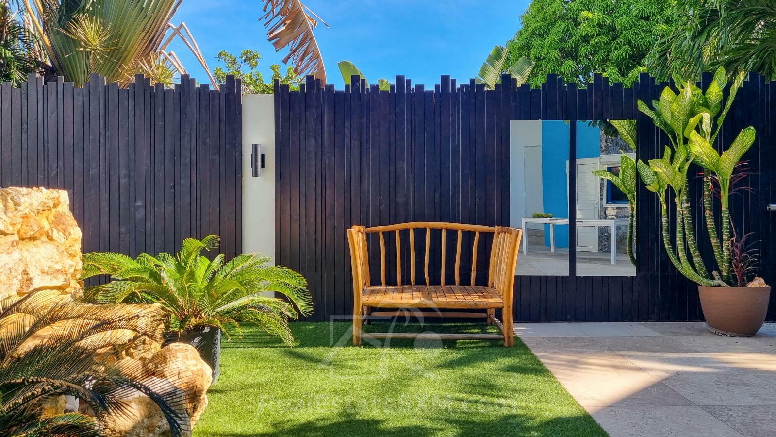 Cozy & luxury, hidden gem in the heart of Cole Bay 2-BR apartment. Swimming Pool. Gym. Renovated