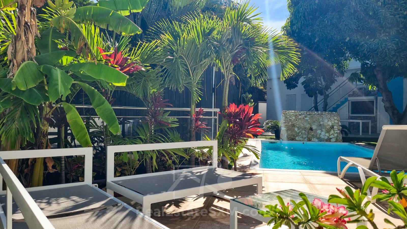 Cozy & luxury, hidden gem in the heart of Cole Bay 2-BR apartment. Swimming Pool. Gym. Renovated