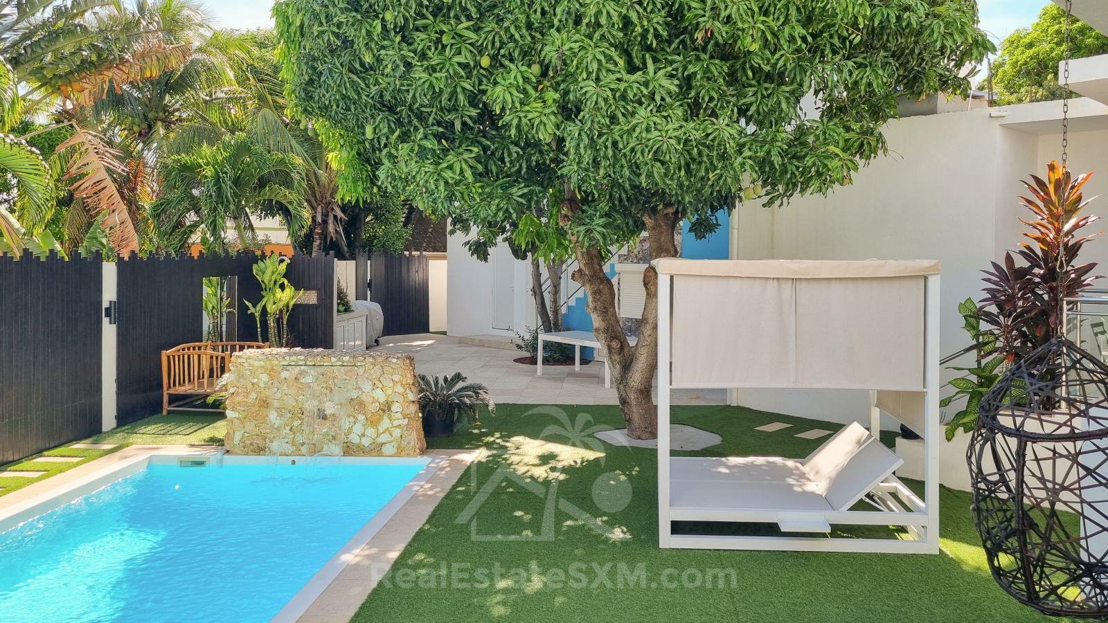 Cozy & luxury, hidden gem in the heart of Cole Bay 2-BR apartment. Swimming Pool. Gym. Renovated