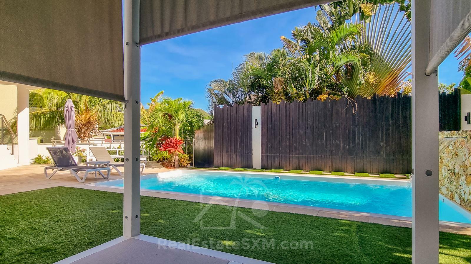 Cozy & luxury, hidden gem in the heart of Cole Bay 2-BR apartment. Swimming Pool. Gym. Renovated