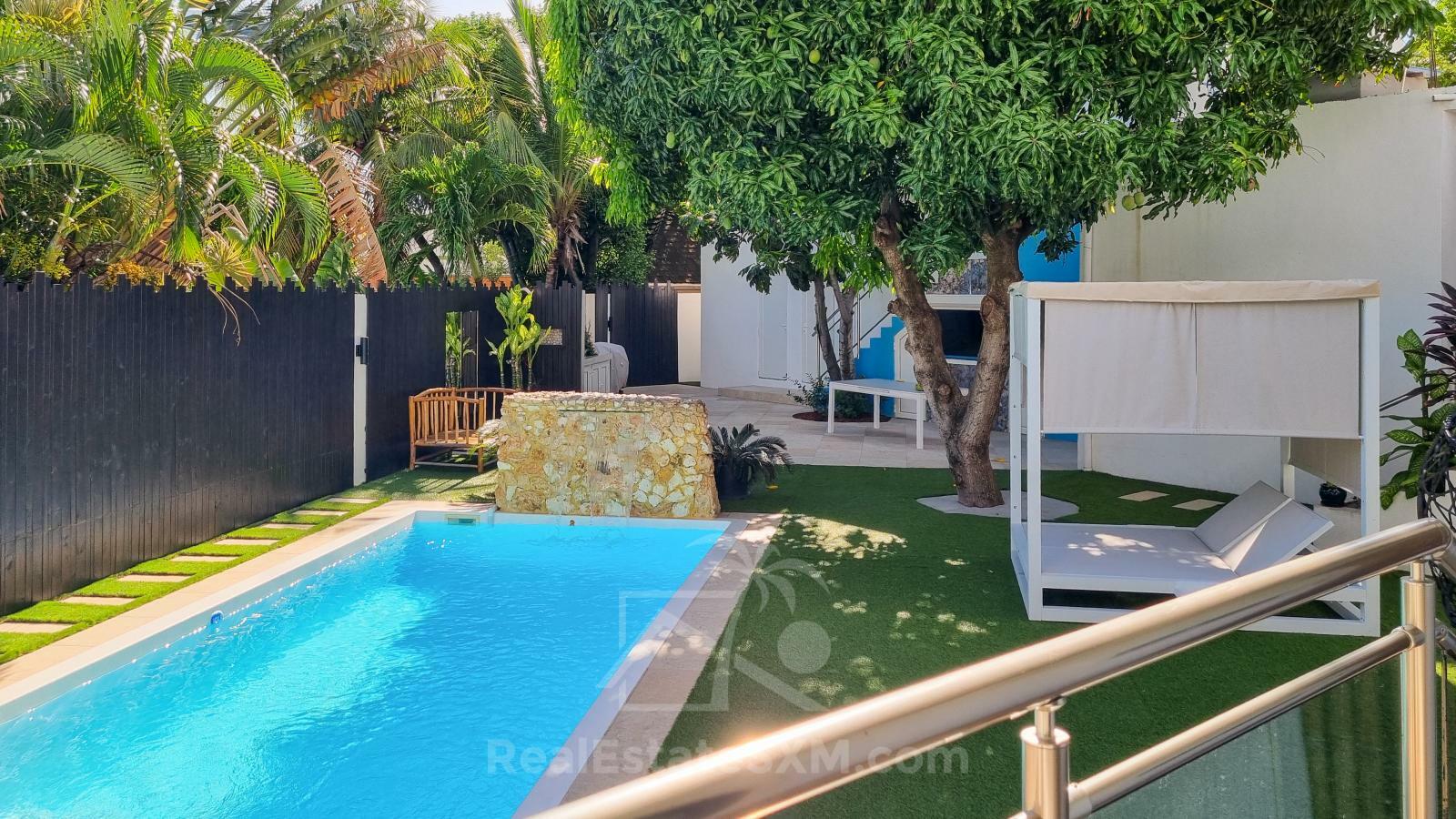 Cozy & luxury, hidden gem in the heart of Cole Bay 2-BR apartment. Swimming Pool. Gym. Renovated
