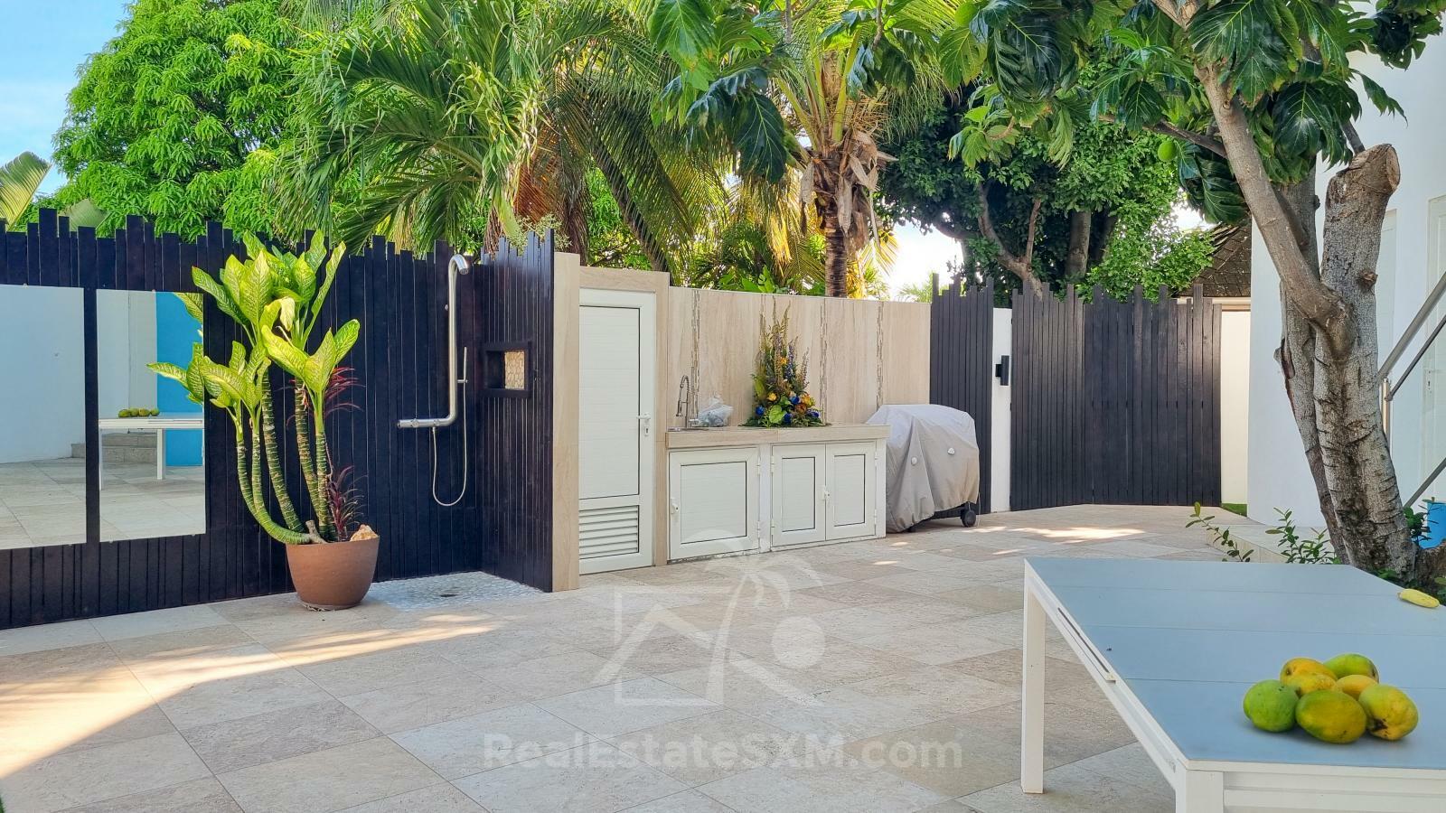 Cozy & luxury, hidden gem in the heart of Cole Bay 2-BR apartment. Swimming Pool. Gym. Renovated
