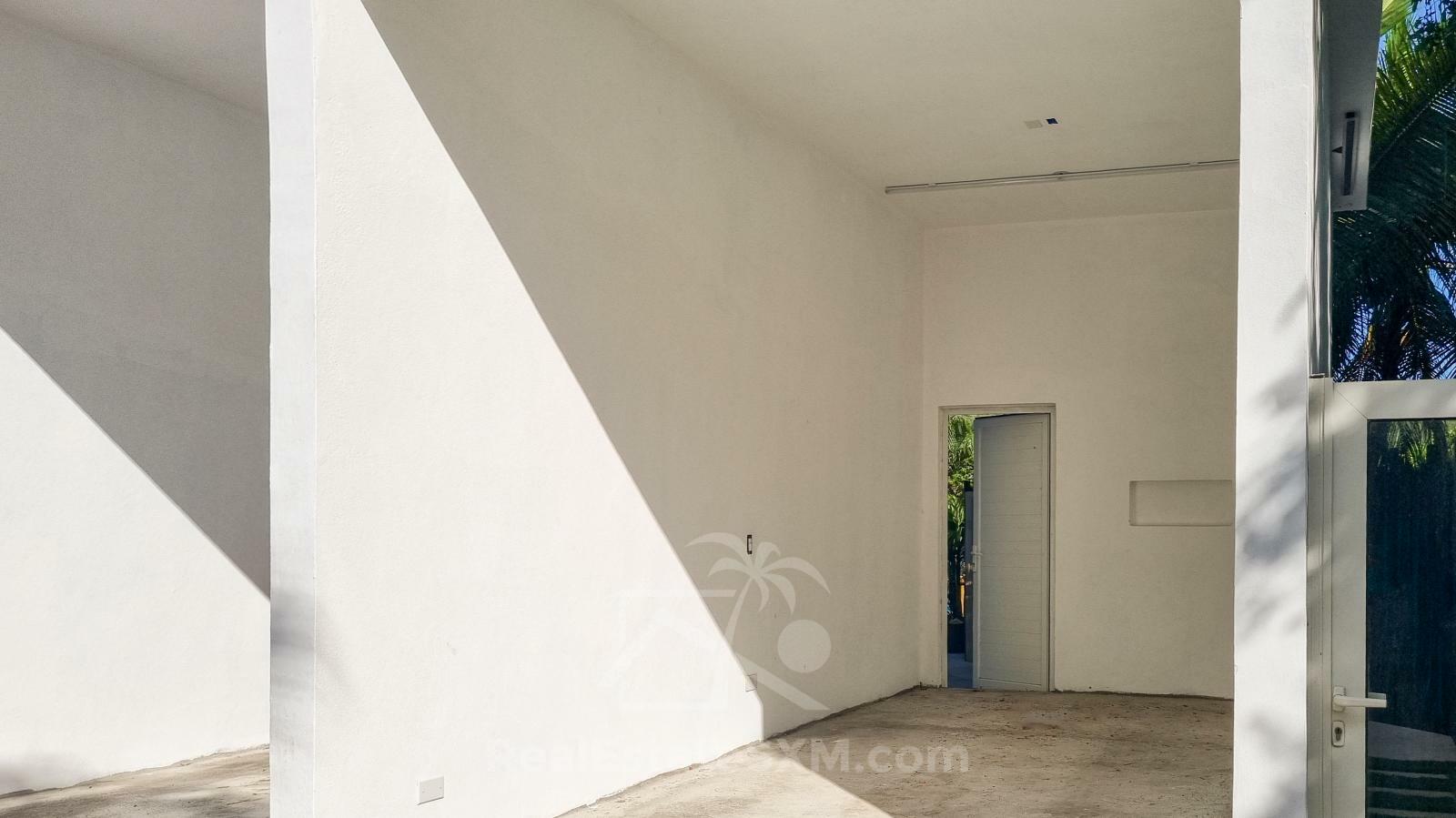 Cozy & luxury, hidden gem in the heart of Cole Bay 2-BR apartment. Swimming Pool. Gym. Renovated