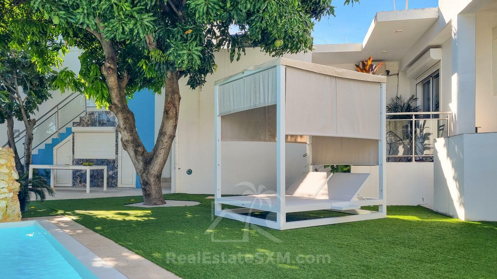 Cozy & luxury, hidden gem in the heart of Cole Bay 2-BR apartment. Swimming Pool. Gym. Renovated