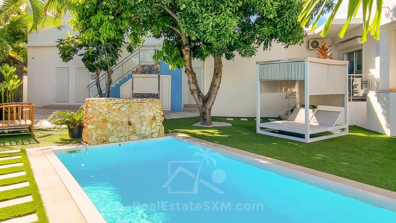 Cozy & luxury, hidden gem in the heart of Cole Bay 2-BR apartment. Swimming Pool. Gym. Renovated
