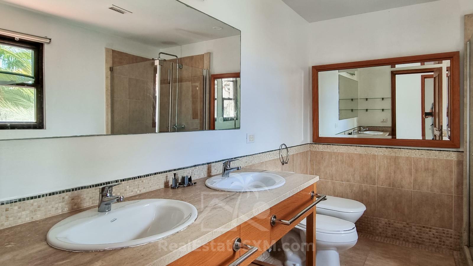 Property for sale St Maarten Simpson Bay Yacht Club: Luxury Waterfront 3BR with Boat Dock