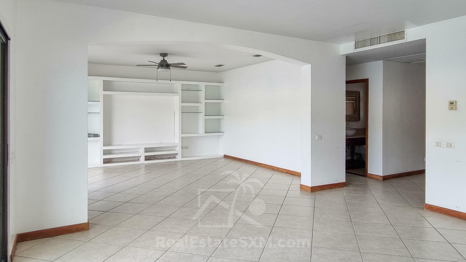 Property for sale St Maarten Simpson Bay Yacht Club: Luxury Waterfront 3BR with Boat Dock