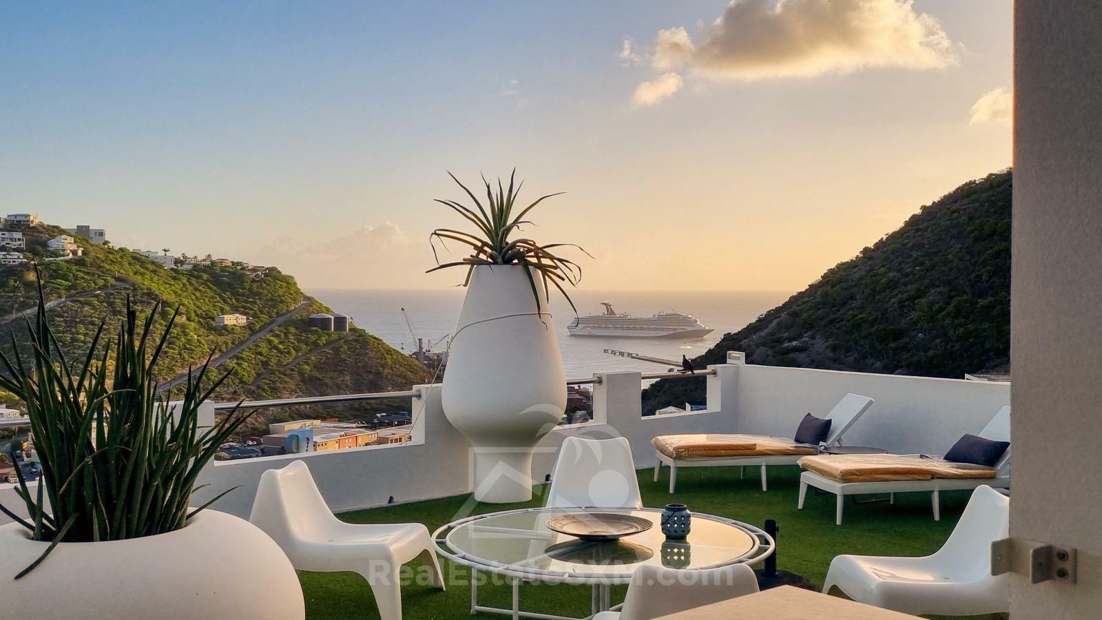 Point Blanche Penthouse for rent: stunning 3bed/2bath with huge sundeck and amazing ocean views