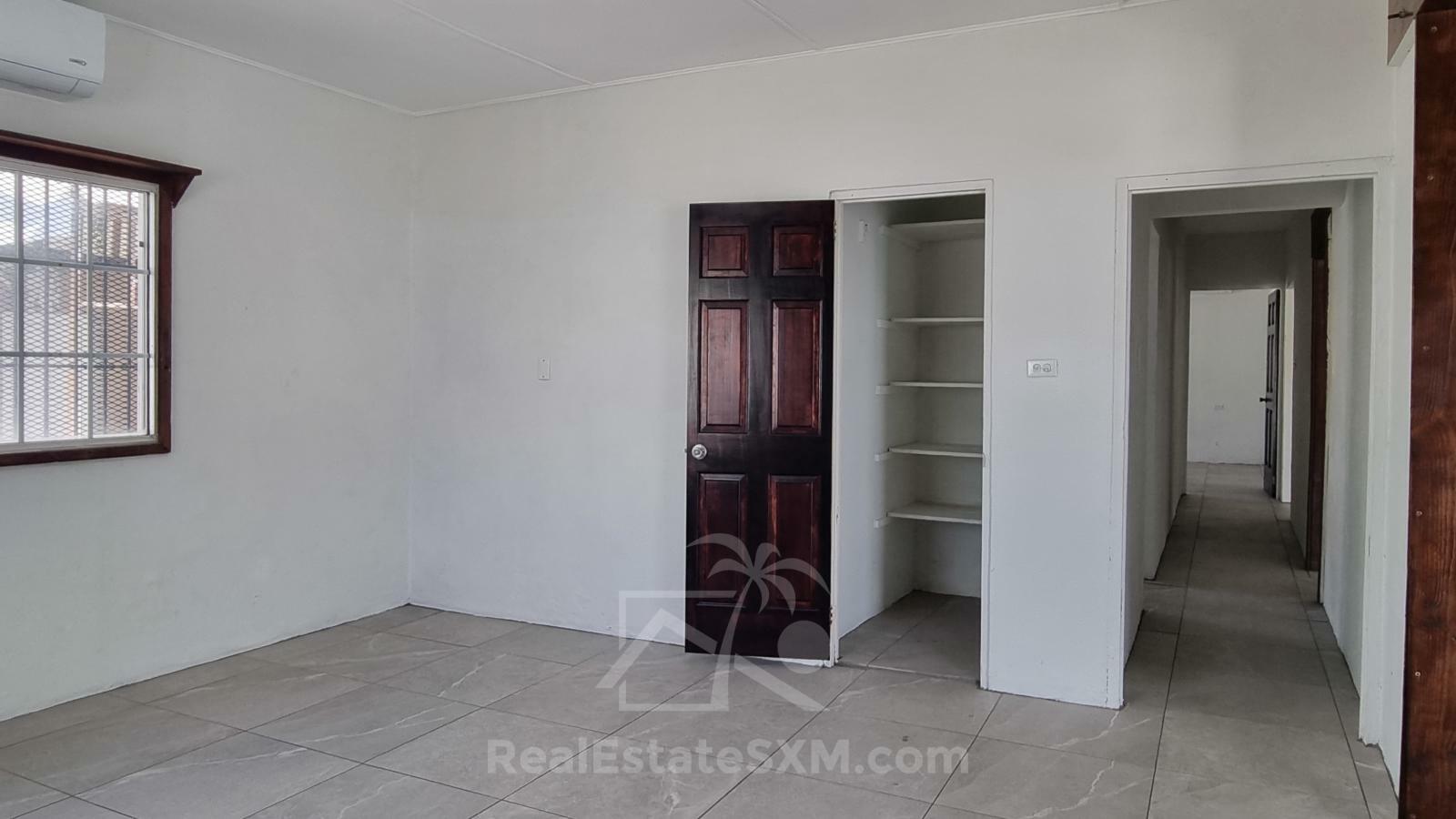 Cole Bay Commercial Space FOR RENT Welfare Rd SXM. Approx 150sqm + Garage. Location!!