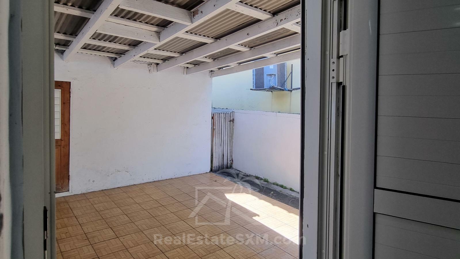 Cole Bay Commercial Space FOR RENT Welfare Rd SXM. Approx 150sqm + Garage. Location!!