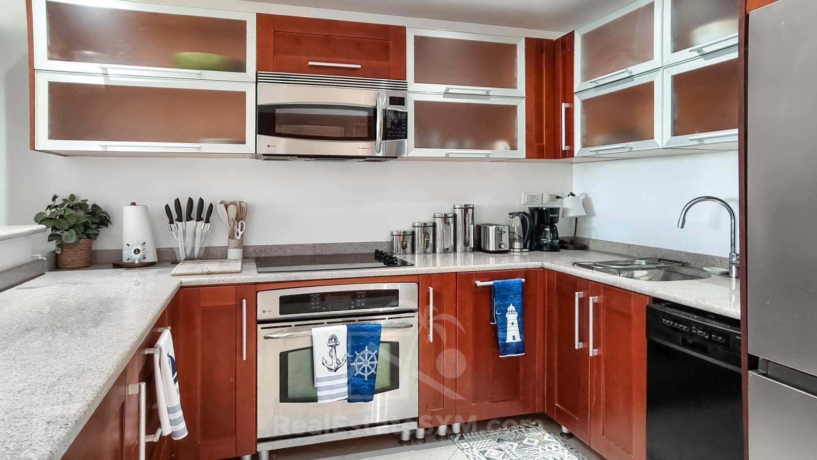 Studio FOR RENT Simpson Bay Yacht Club. Higher floor & nice view. 24/7 Security. Pool Tennis Parking