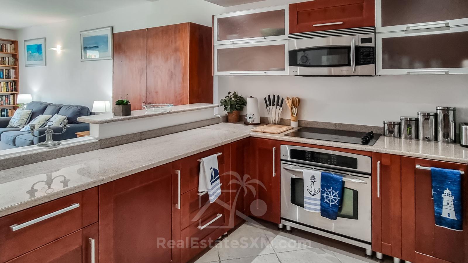 Studio FOR RENT Simpson Bay Yacht Club. Higher floor & nice view. 24/7 Security. Pool Tennis Parking