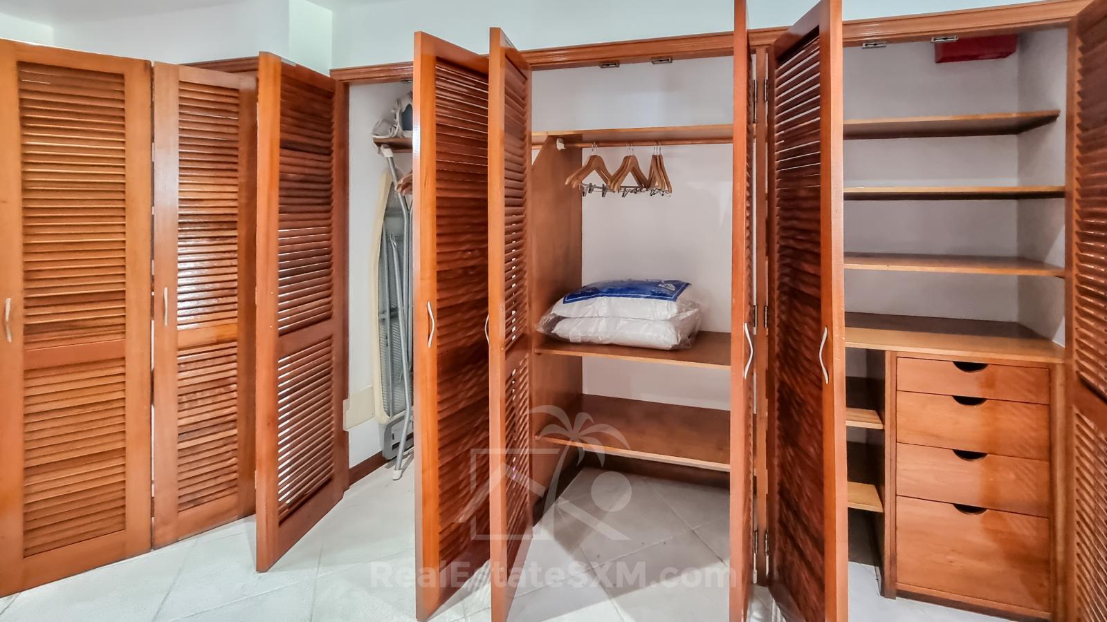 Studio FOR RENT Simpson Bay Yacht Club. Higher floor & nice view. 24/7 Security. Pool Tennis Parking