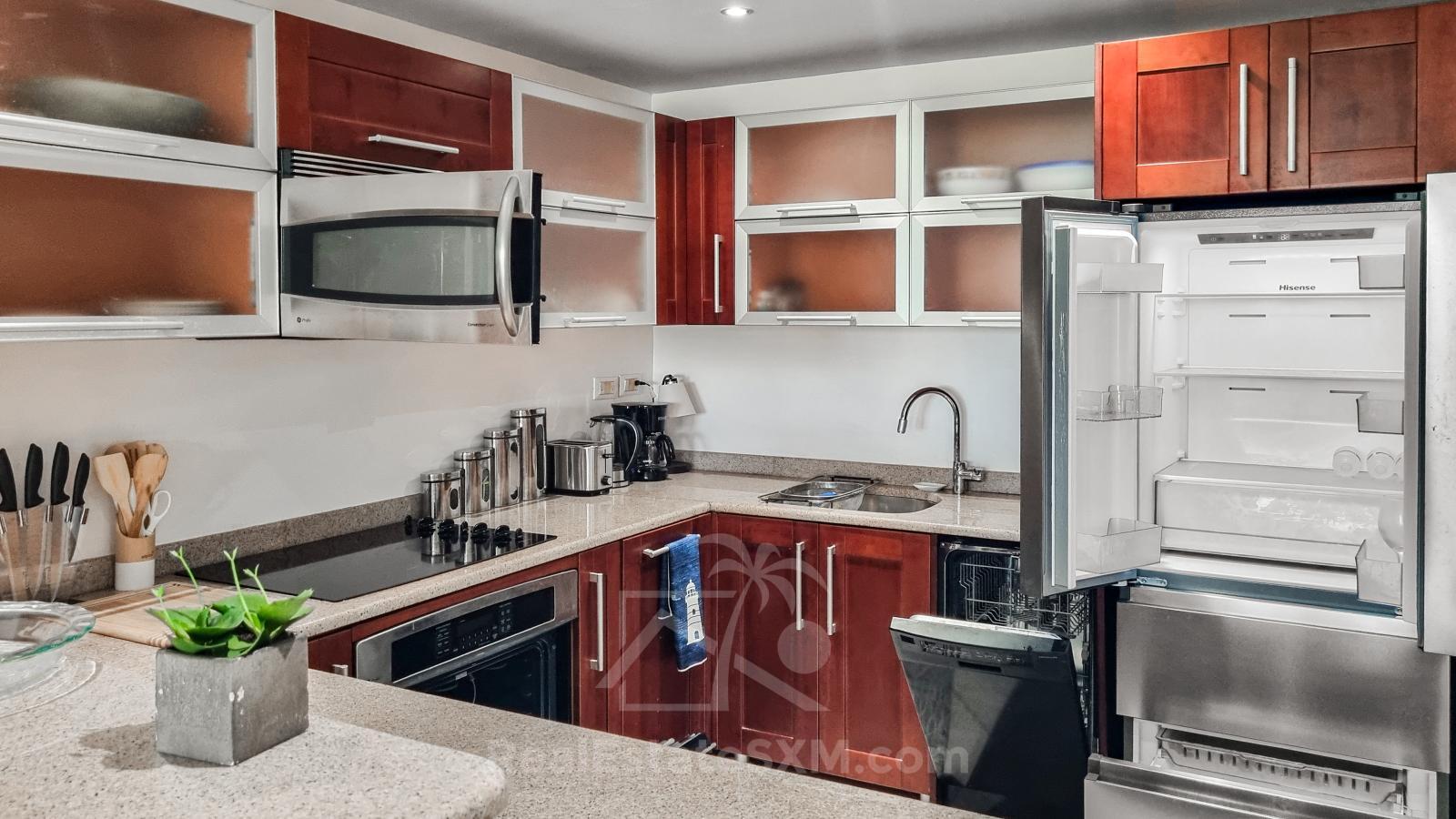 Studio FOR RENT Simpson Bay Yacht Club. Higher floor & nice view. 24/7 Security. Pool Tennis Parking
