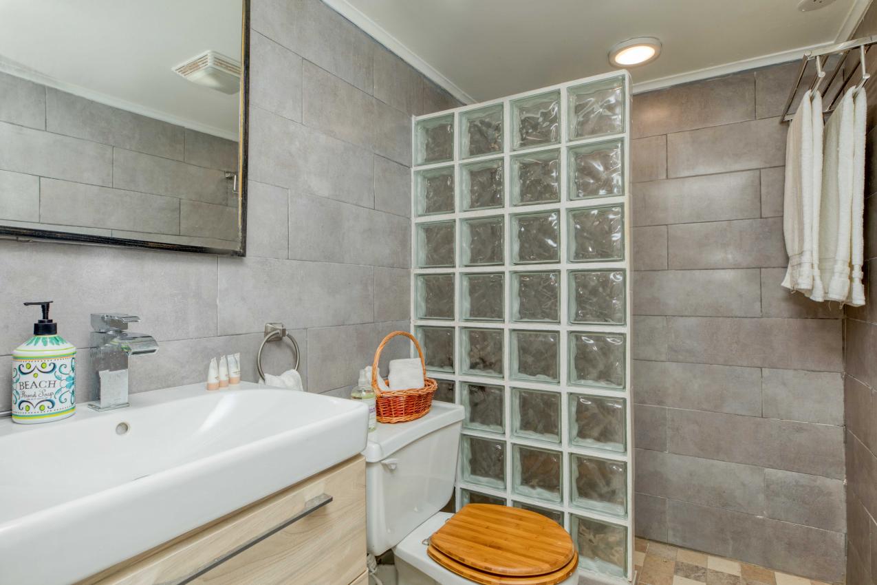 St Maarten oceanfront apartment, 2 bedrooms in Point Blanche with ocean view, swimming pool