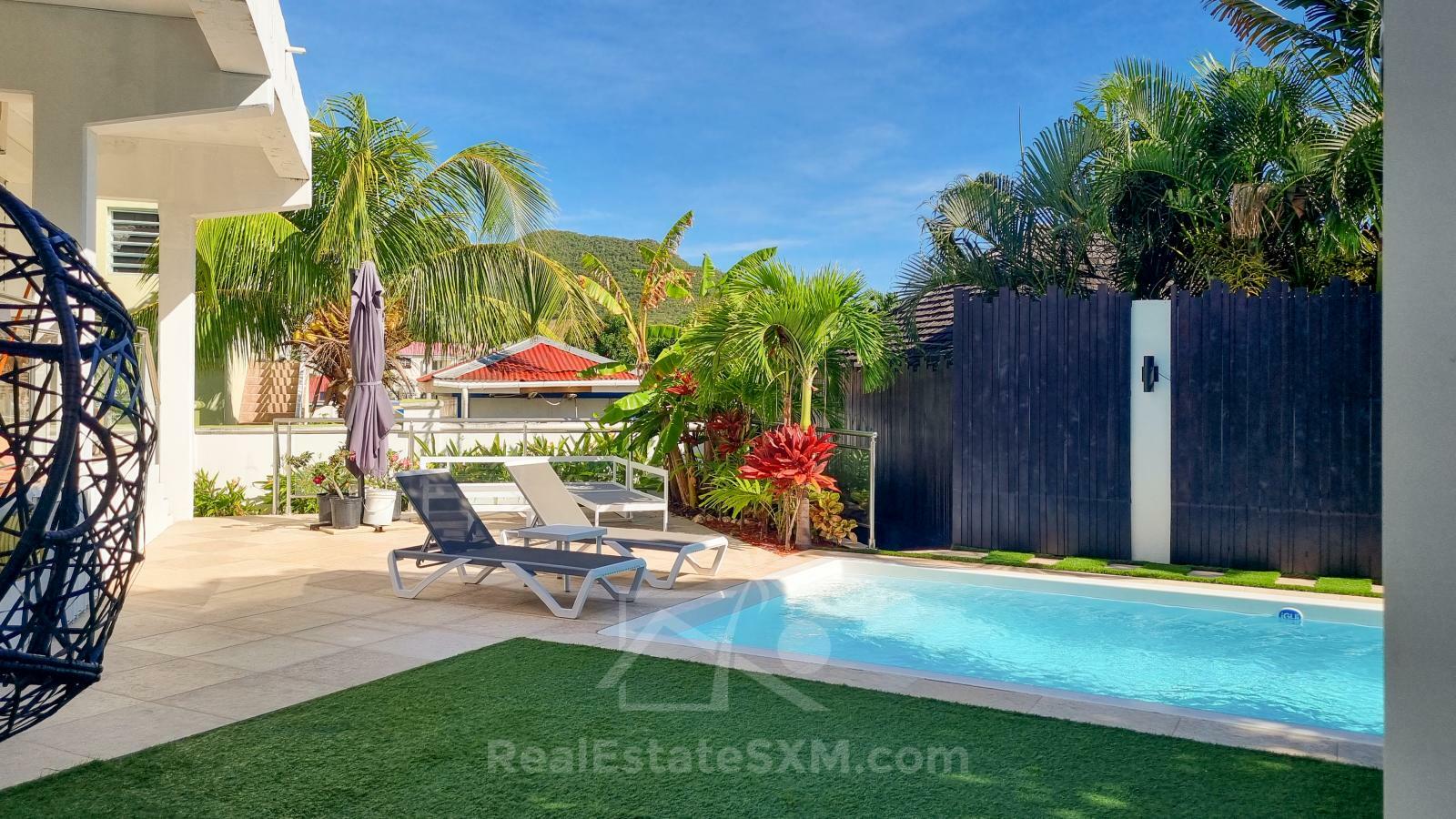 Cozy & luxury, hidden gem in the heart of Cole Bay 2-BR apartment. Swimming Pool. Gym. Renovated